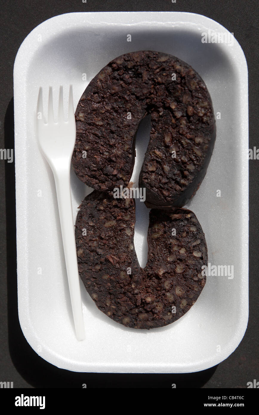 Hot Black Pudding, wie auf dem Bury Market verkauft - ein Beispiel für die seltsamen oder seltsamen Speisen, die von Menschen auf der ganzen Welt gegessen werden Stockfoto