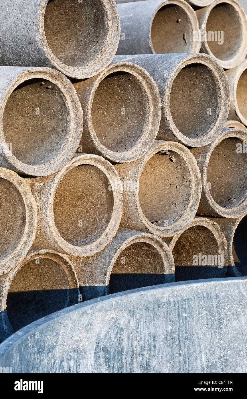 Stapel von vorgegossenen konkrete Drainagerohre bei des Erbauers Yard - Frankreich. Stockfoto