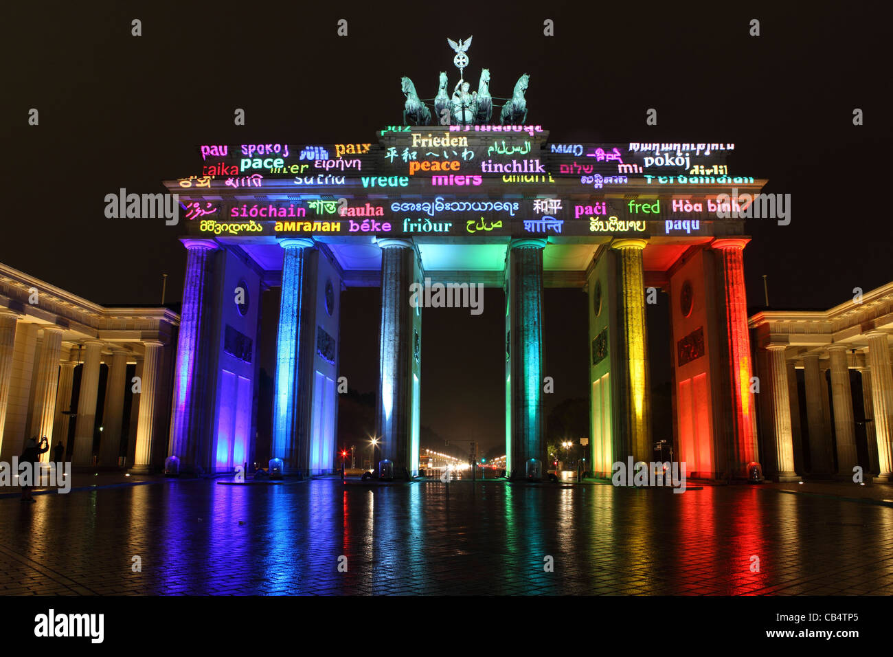 Die Worte für den Frieden in 42 Sprachen werden projiziert das Brandenburger Tor in Berlin, Deutschland. Stockfoto