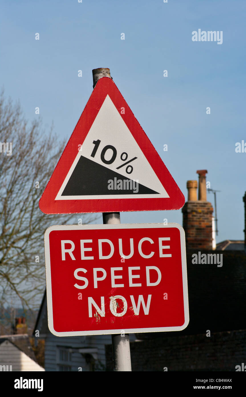 Steile Hügel 10 % Steigung verringern Geschwindigkeit jetzt UK Schild Verkehrszeichen Stockfoto