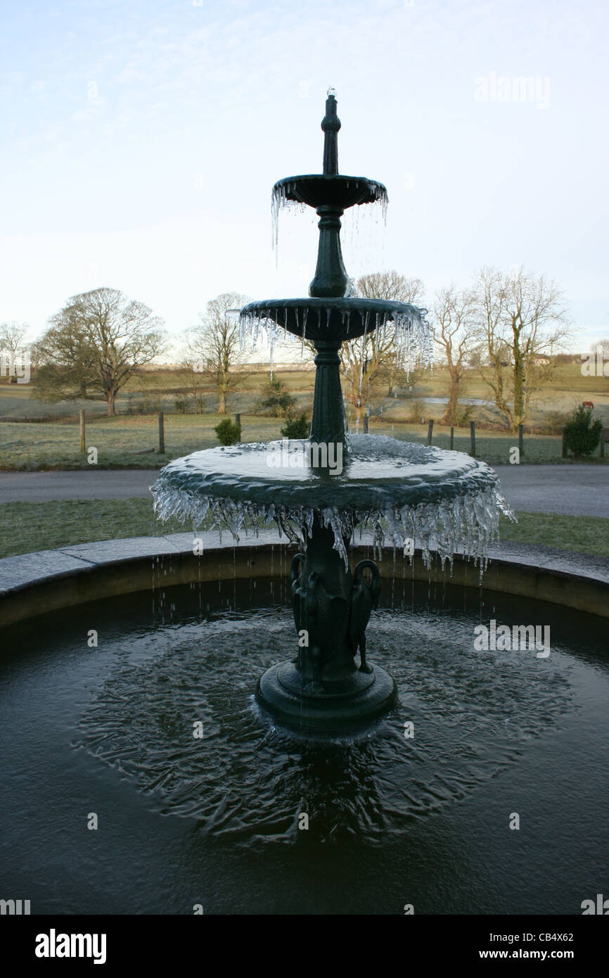 Gefrorenes Wasser am Brunnen und im Teich. Stockfoto