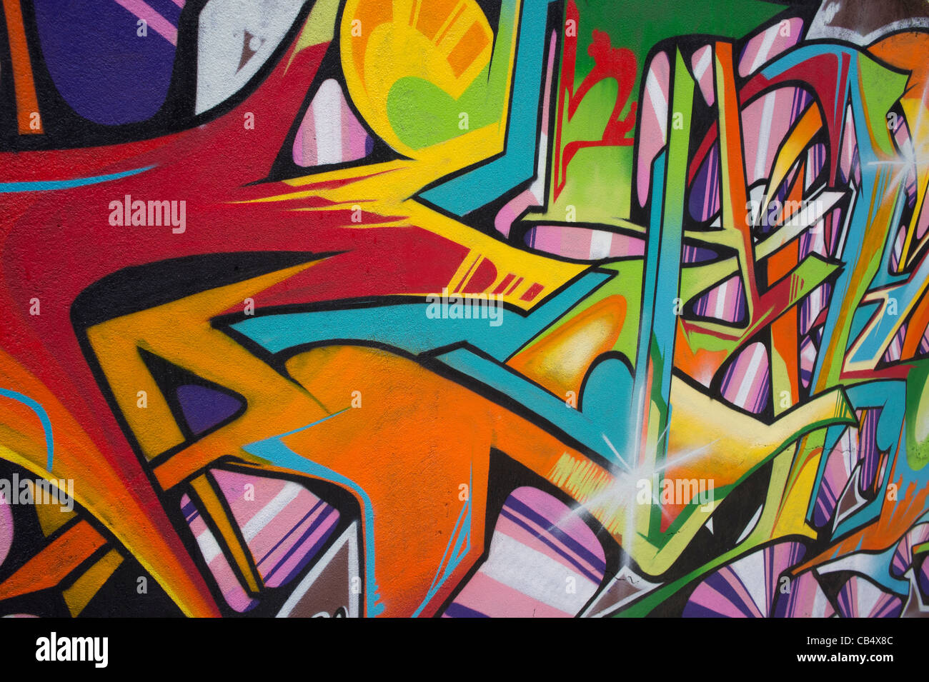 Horizontale Nahaufnahme einer Wand mit Graffiti bedeckt Stockfoto
