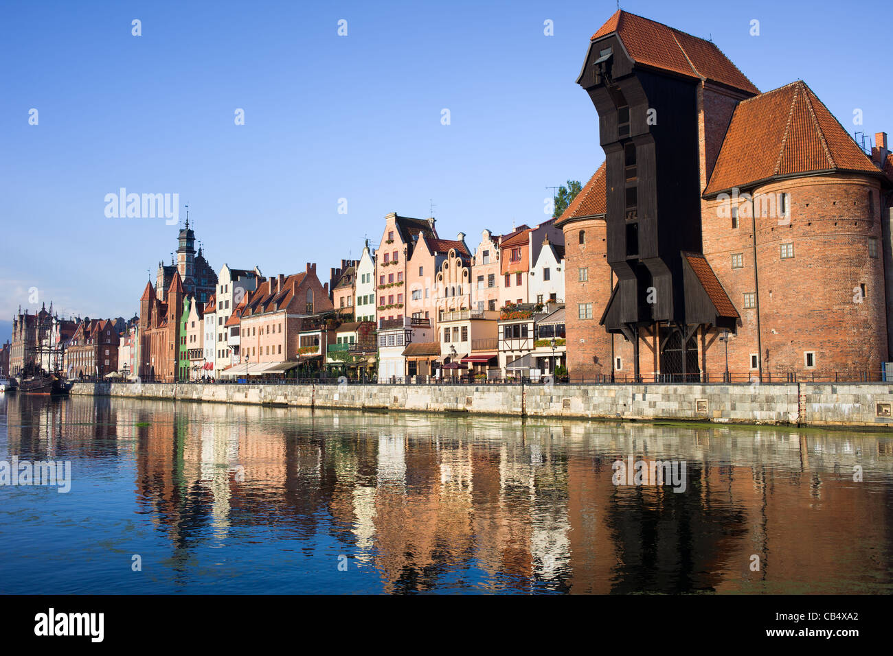 Uferpromenade von der Altstadt entlang des Flusses Mottlau in Danzig, Polen, auf der rechten Seite des Bildes der Kran (Polnisch: Zuraw) Stockfoto