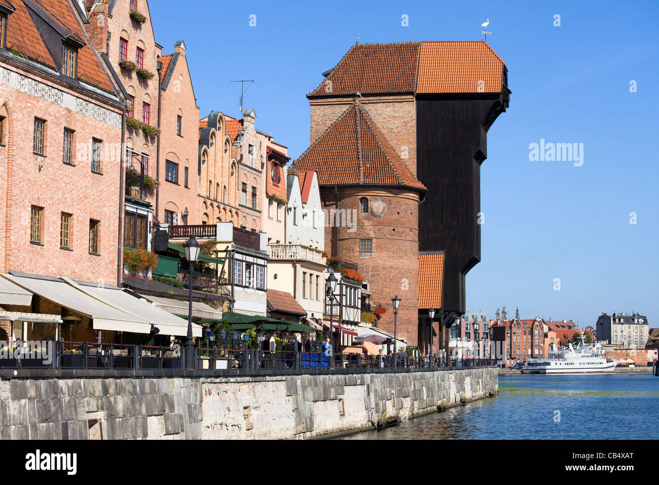 Der Kran (Polnisch: Zuraw) und historischer Architektur der Altstadt Waterfront in Danzig, Polen Stockfoto