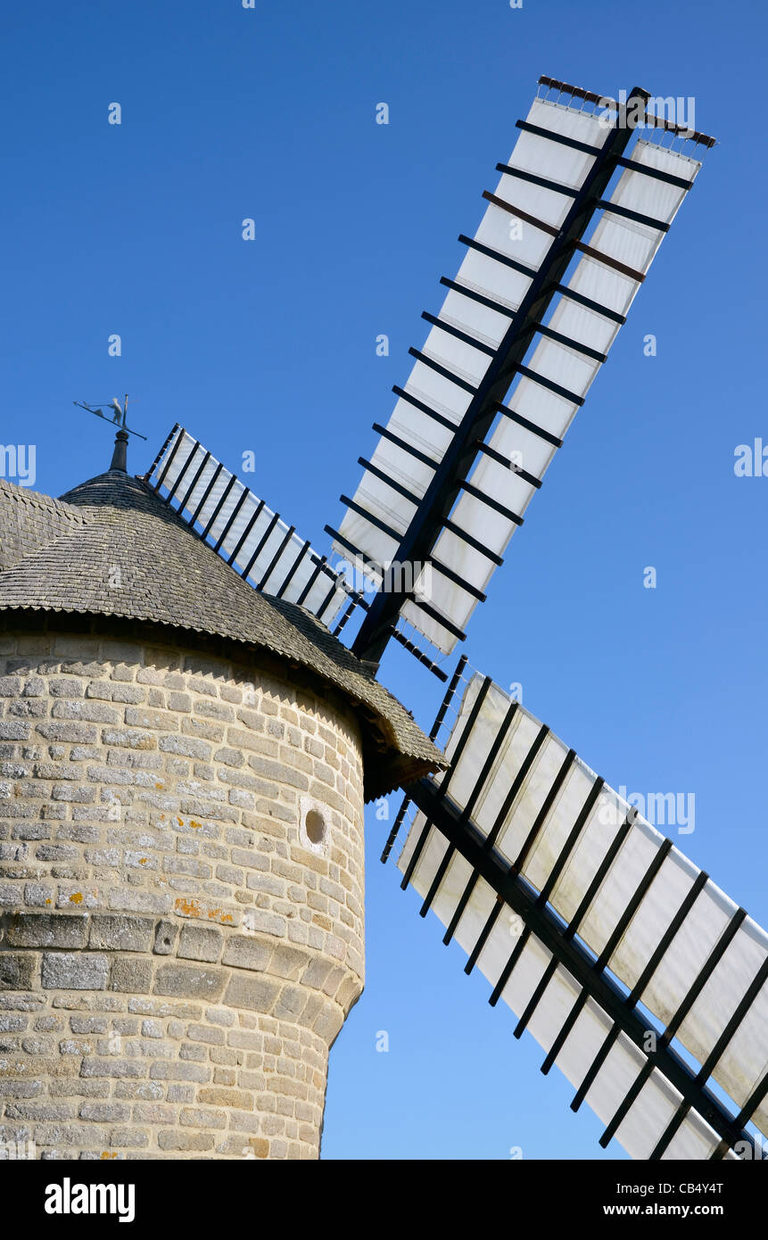 Nahaufnahme der Windmühle in Batz Sur Mer (Moulin De La Falaise) auf blauen Himmelshintergrund, im Departement Loire-Atlantique in West- Stockfoto