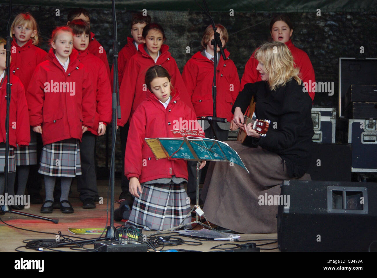 Schulchor singt auf der Bühne in Bury St Edmunds Christmas Market Stockfoto
