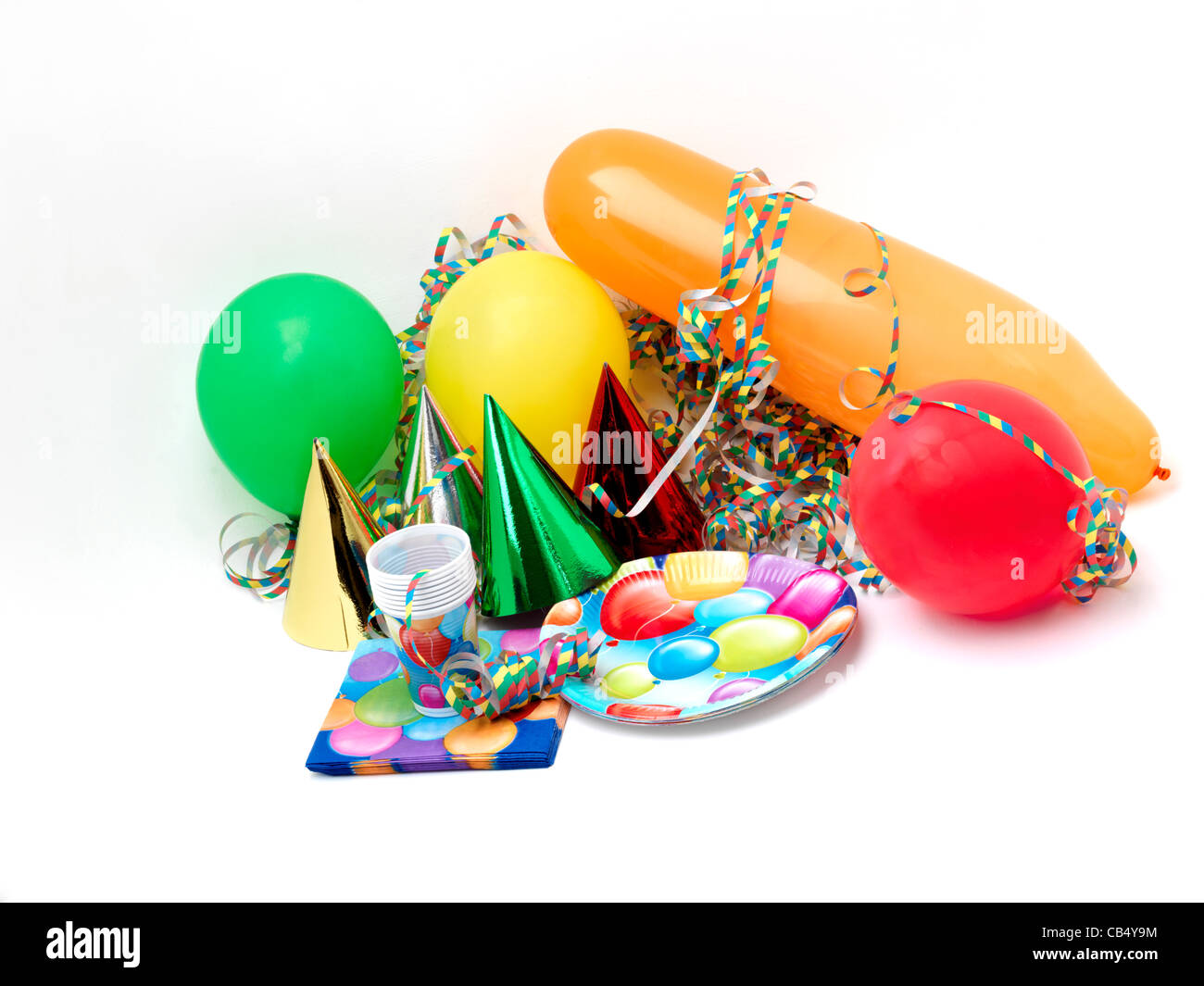 Party-Utensilien - Ballons, Luftschlangen, Partyhüte, Servietten,  Pappteller und Becher Stockfotografie - Alamy