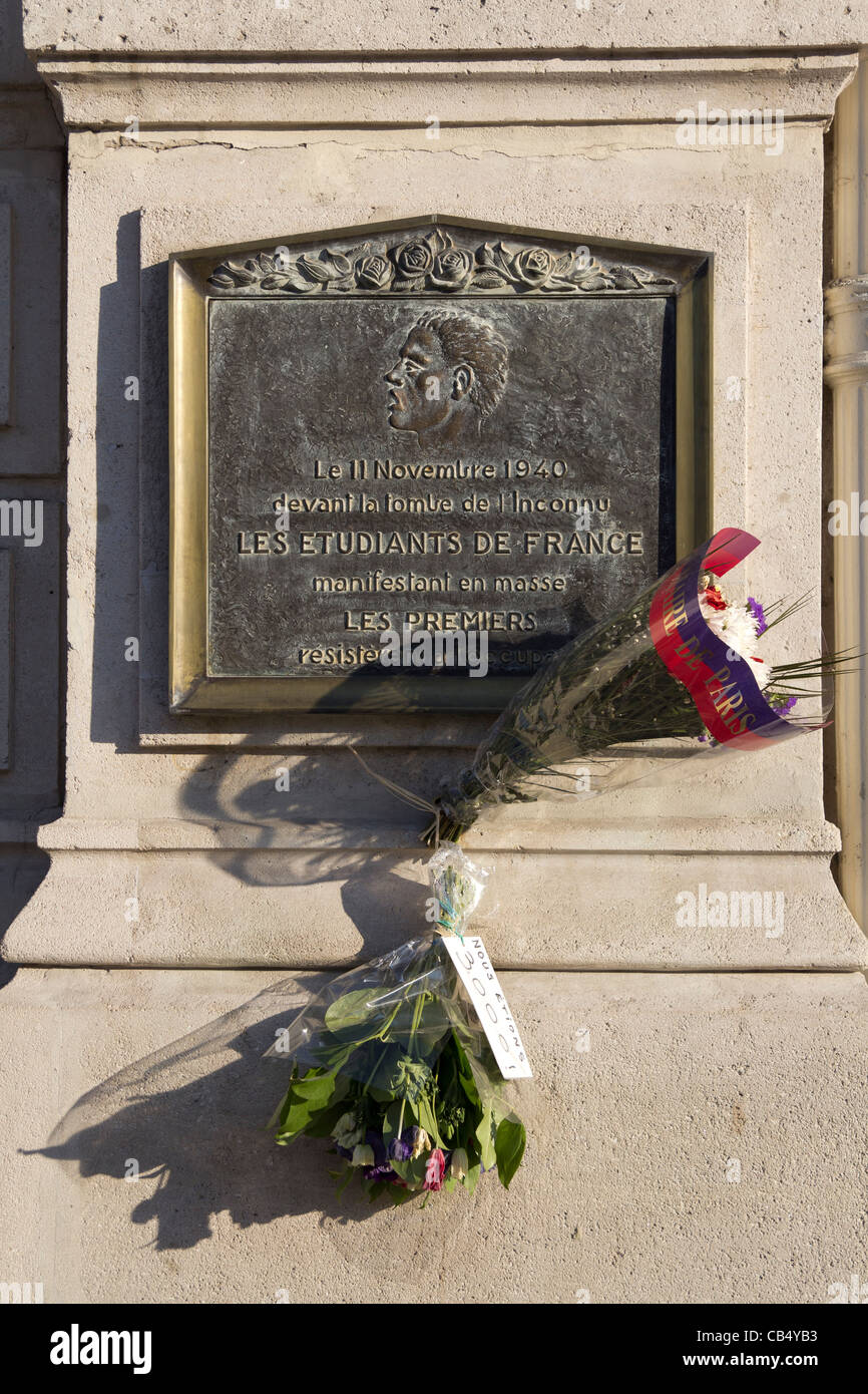 Gedenktafel in Champs Elysées zum Gedenken an eine Kursteilnehmerprotest während des 2. Weltkrieges, Paris, Frankreich Stockfoto