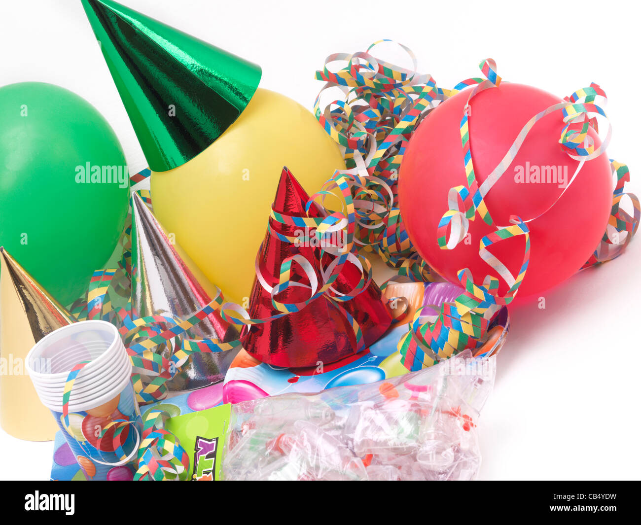 Party-Utensilien - Ballons, Luftschlangen, Partyhüte, Wasserpistolen, Servietten, Pappteller und Becher Stockfoto