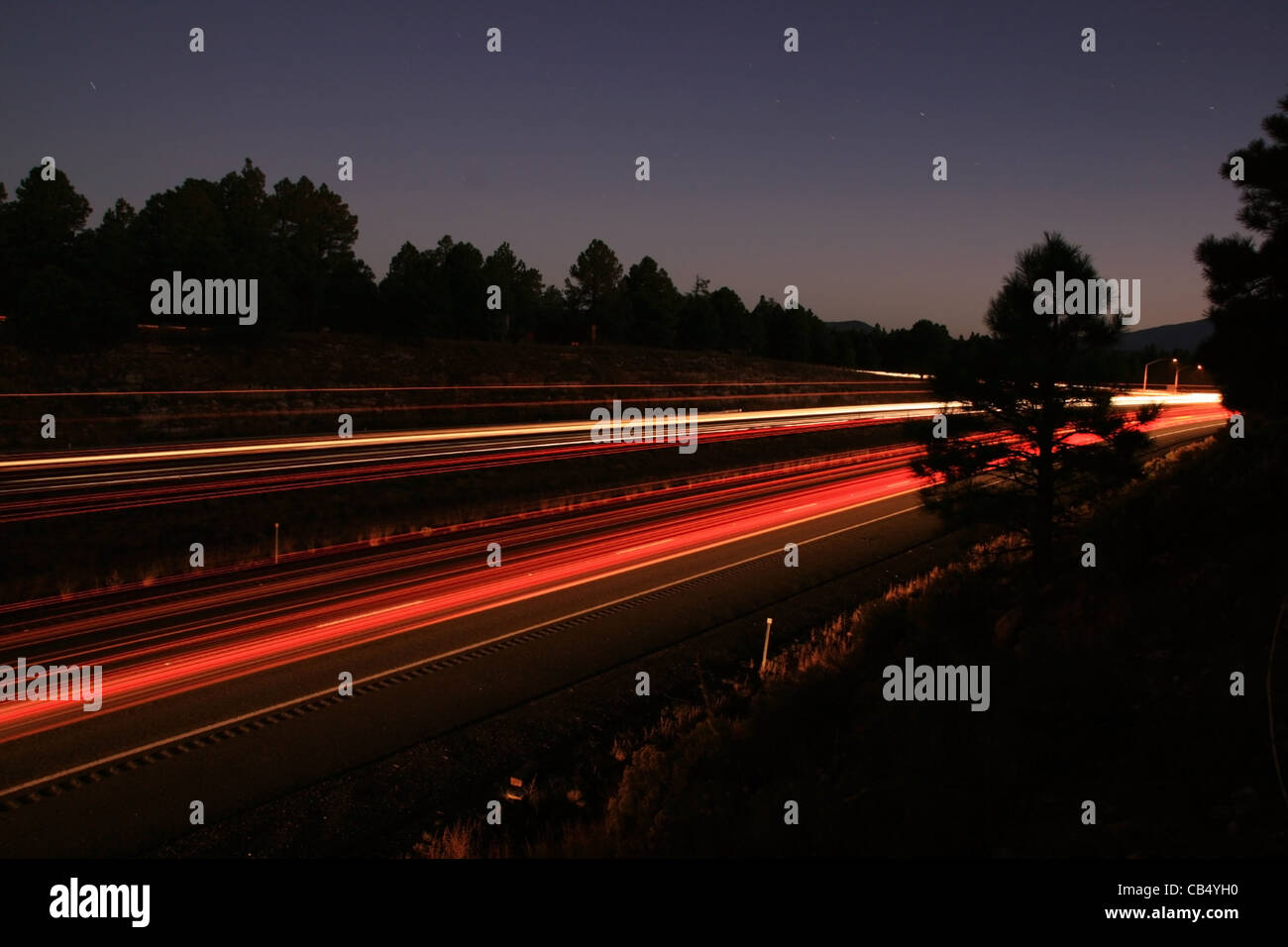 Langzeitbelichtung des Verkehrs auf i-17 in den frühen Morgenstunden mit Scheinwerfer und Rücklicht Wanderwege Stockfoto