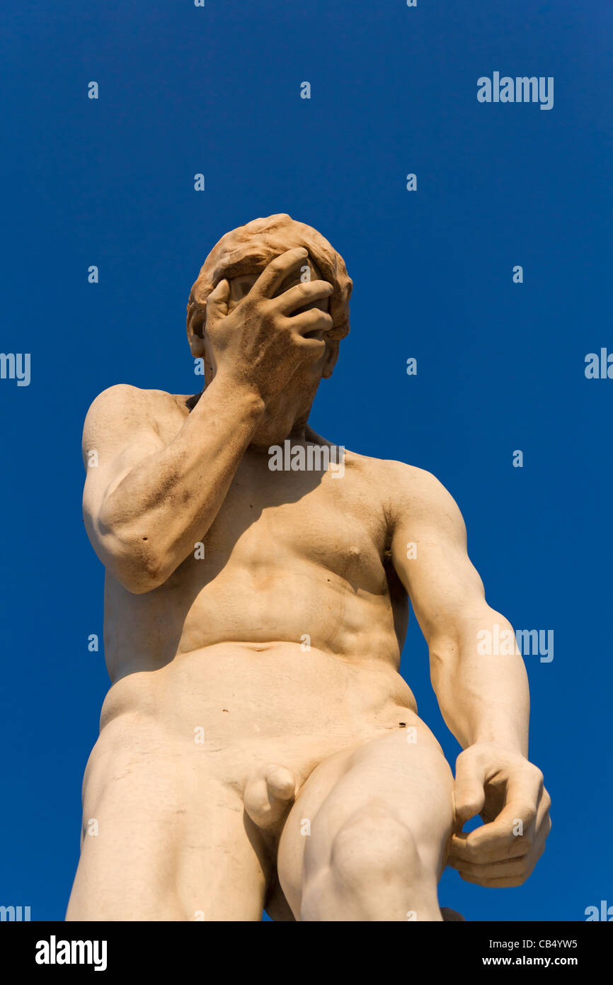 Statue von Kain nach dem Mord an seinem Bruder Abel, von Henri Vidal, Jardin des Tuileries, Paris, Frankreich Stockfoto