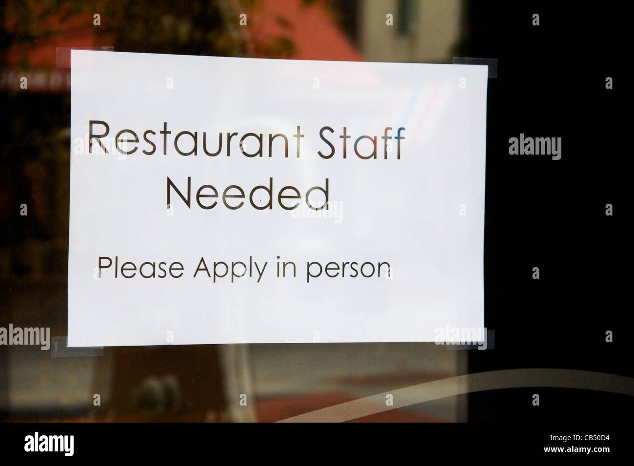 Personal im Restaurant benötigt Zeichen an Restaurant Tür geklebt. Stockfoto