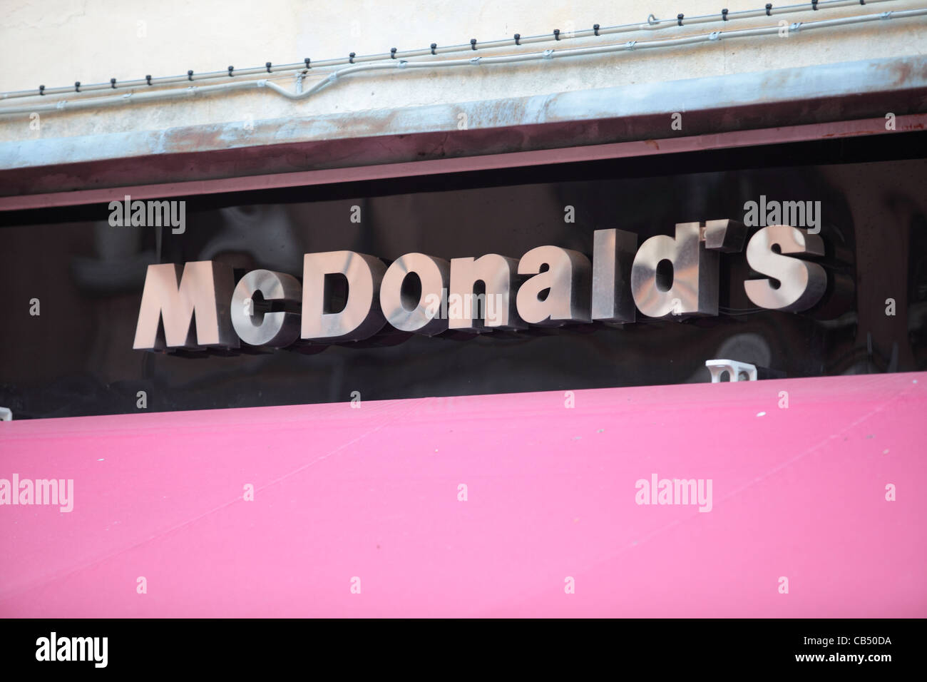 Das verhaltenen Zeichen auf der Vorderseite der McDonald's-Restaurant in Venedig, Italien. Stockfoto