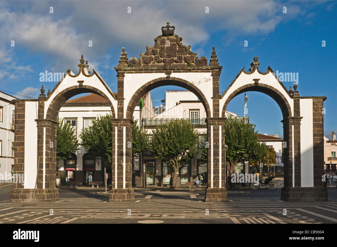 Europa PORTUGAL Azoren São Miguel Ponta Delgada Stadtzentrum die ursprünglichen Stadttoren (1792) Stockfoto