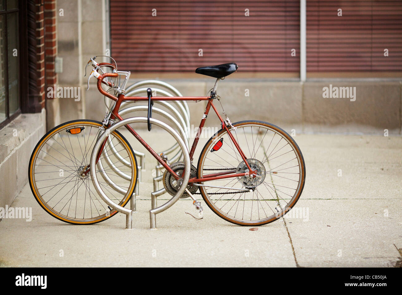 Fahrrad für Fahrradträger gesperrt. Oak Park, Illinois Stockfoto