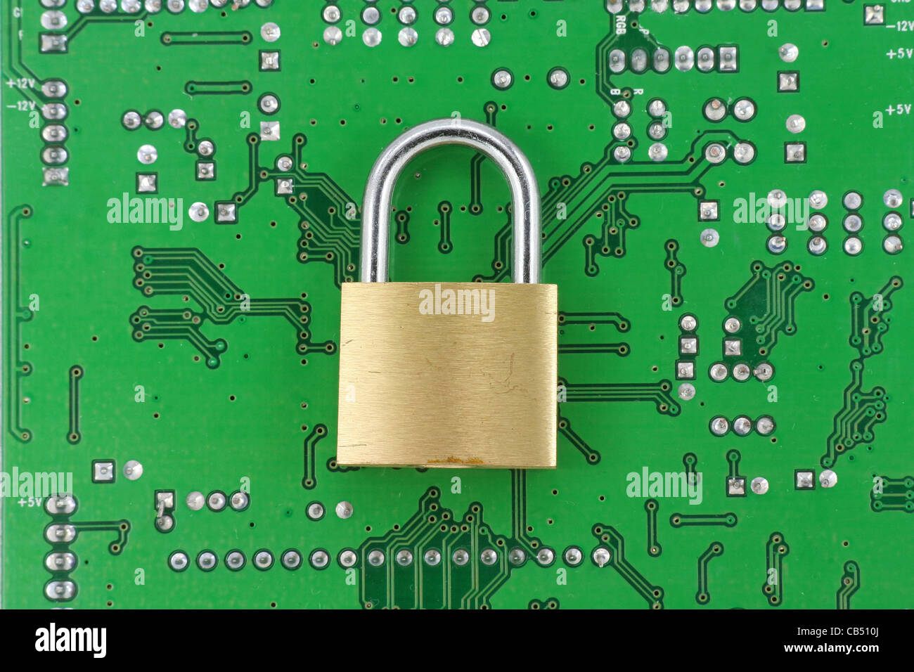 Schloss und Leiterplatte, Konzept der Online-Sicherheit Stockfoto