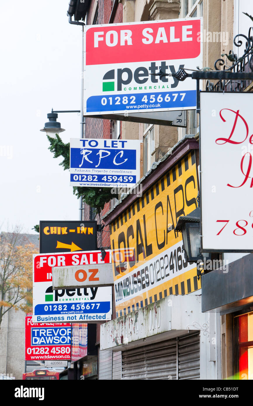 Geschäfte für den Verkauf auf der High Street in Burnley, Lancashire, UK, während der Rezession. Stockfoto
