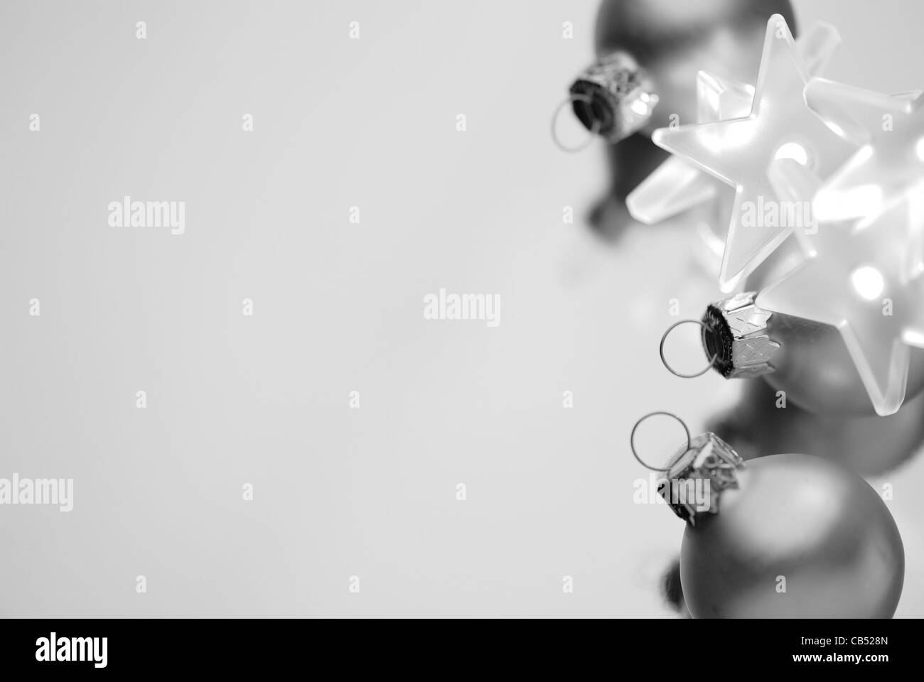 Weihnachtskugeln mit in eine Sternform Lichter in schwarz / weiß Stockfoto