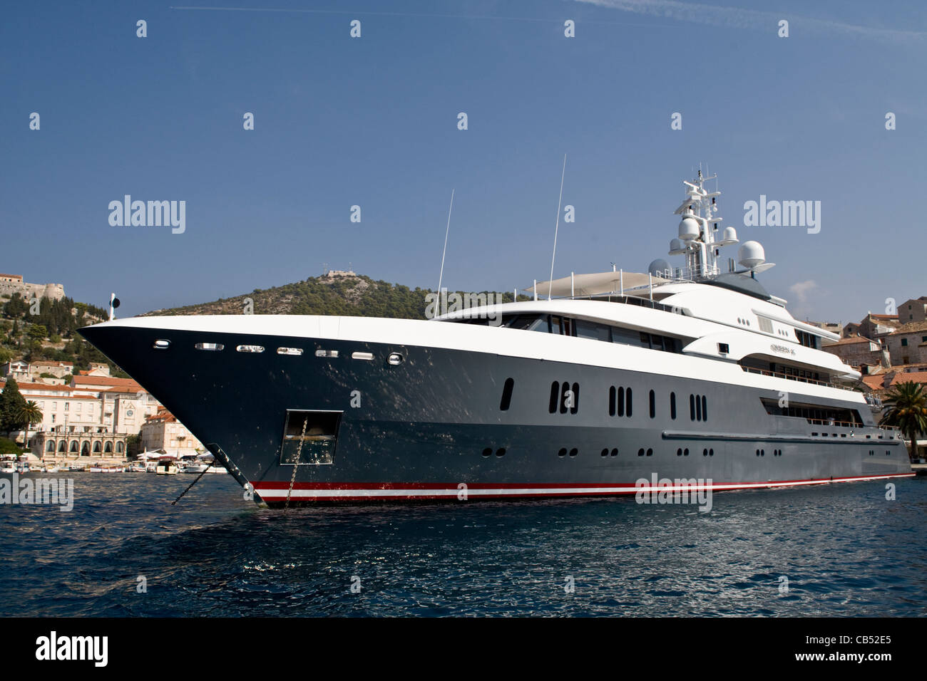 Queen-K-motor-Yacht vor Anker im Hafen der Stadt Hvar, Insel Hvar, Kroatien Stockfoto