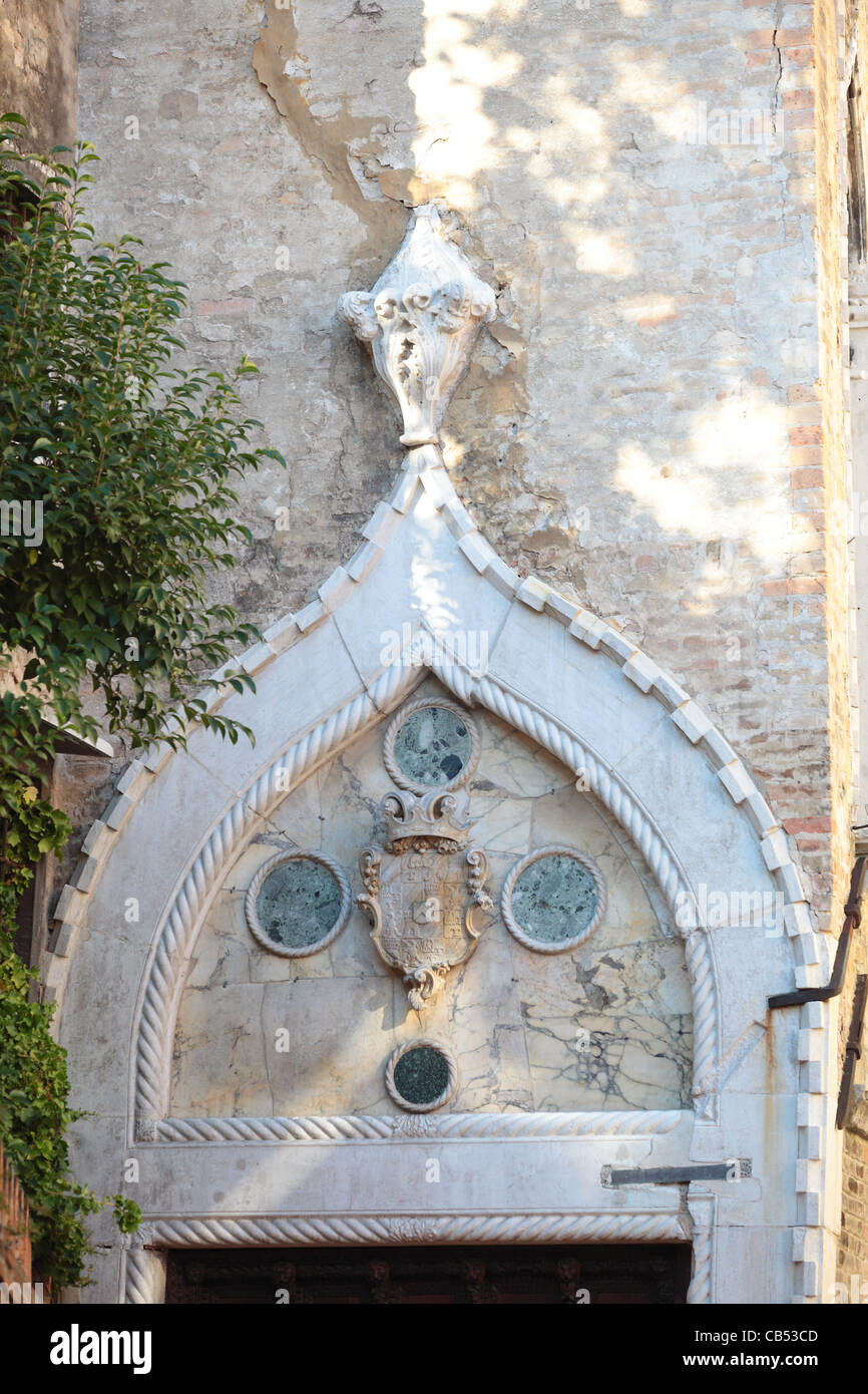 Ein Wappen geschnitzt in Stein in dem Bogen über dem Eingang in Venedig, Italien Stockfoto