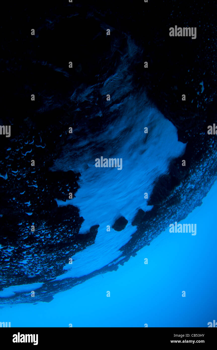 Wasser und Luftblasen eingeschlossen unter einem Unterwasser Felsenvorsprung, Raja Ampat, West-Papua, Indonesien, Pazifik Stockfoto