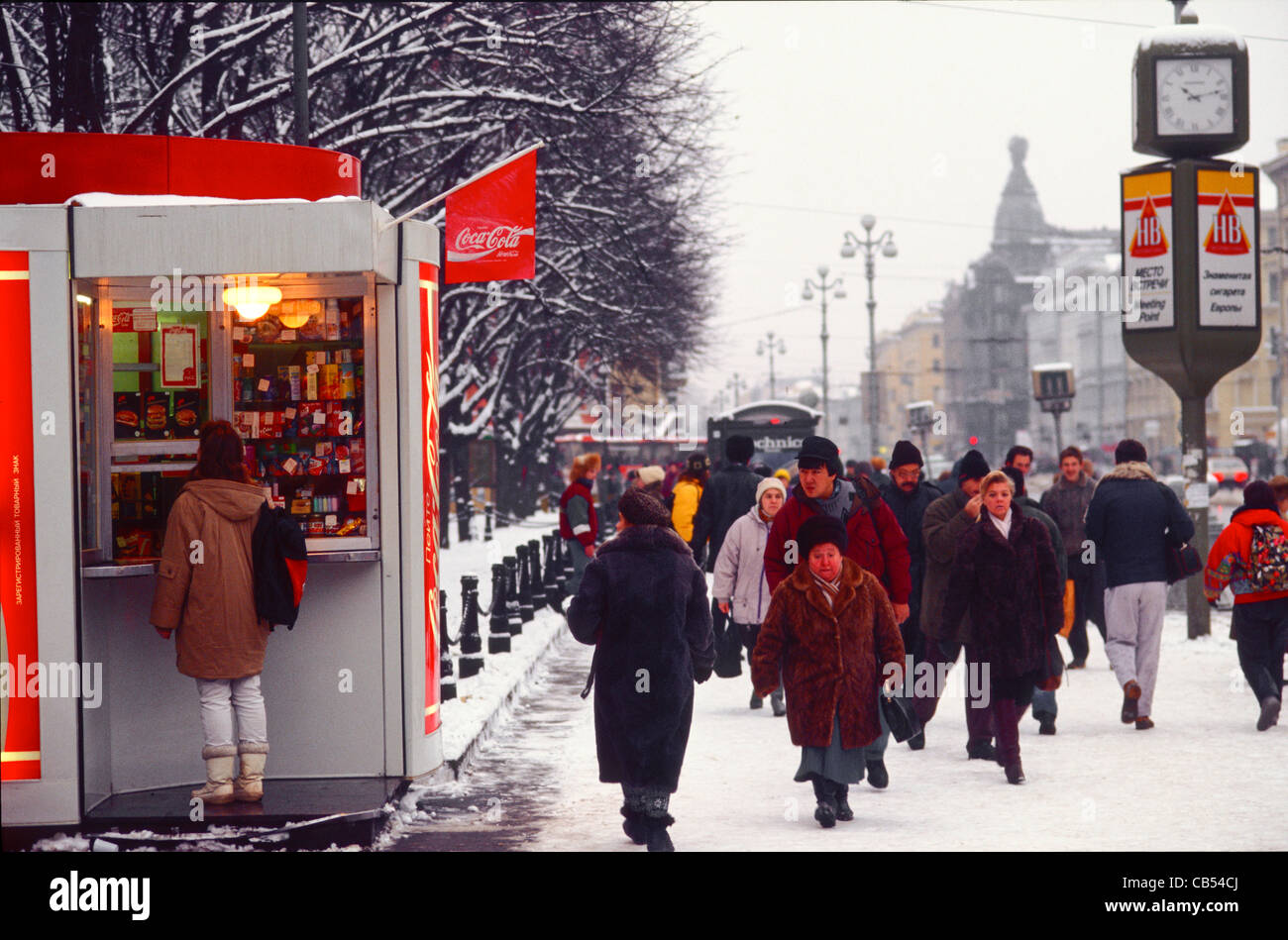 CocaCola zum Verkauf auf der Straße in Moskau im Winter 1995