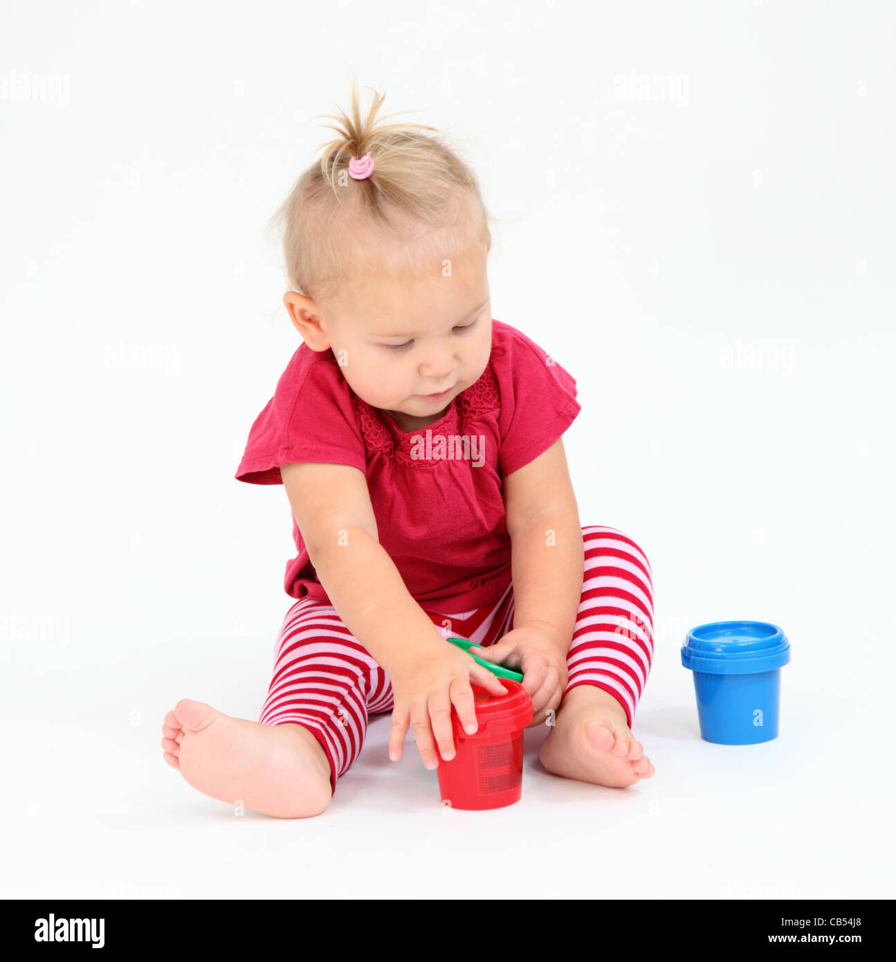 Niedlichen Kleinkind Mädchen spielen mit Farben malen Stockfoto