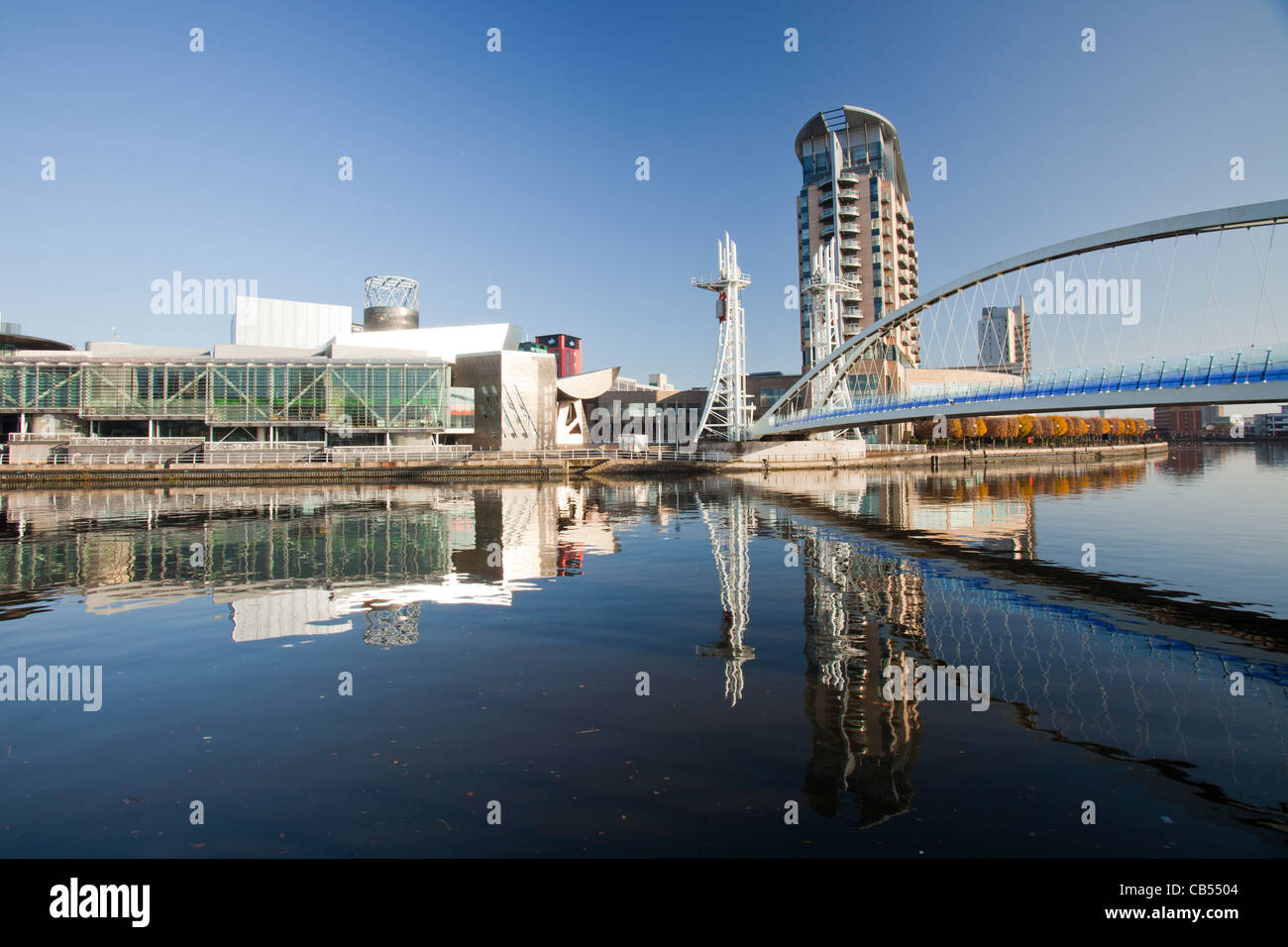 Die Lowry Theatre und Millenium Suspension Bridge in Salford Quays, Manchester, UK. Stockfoto