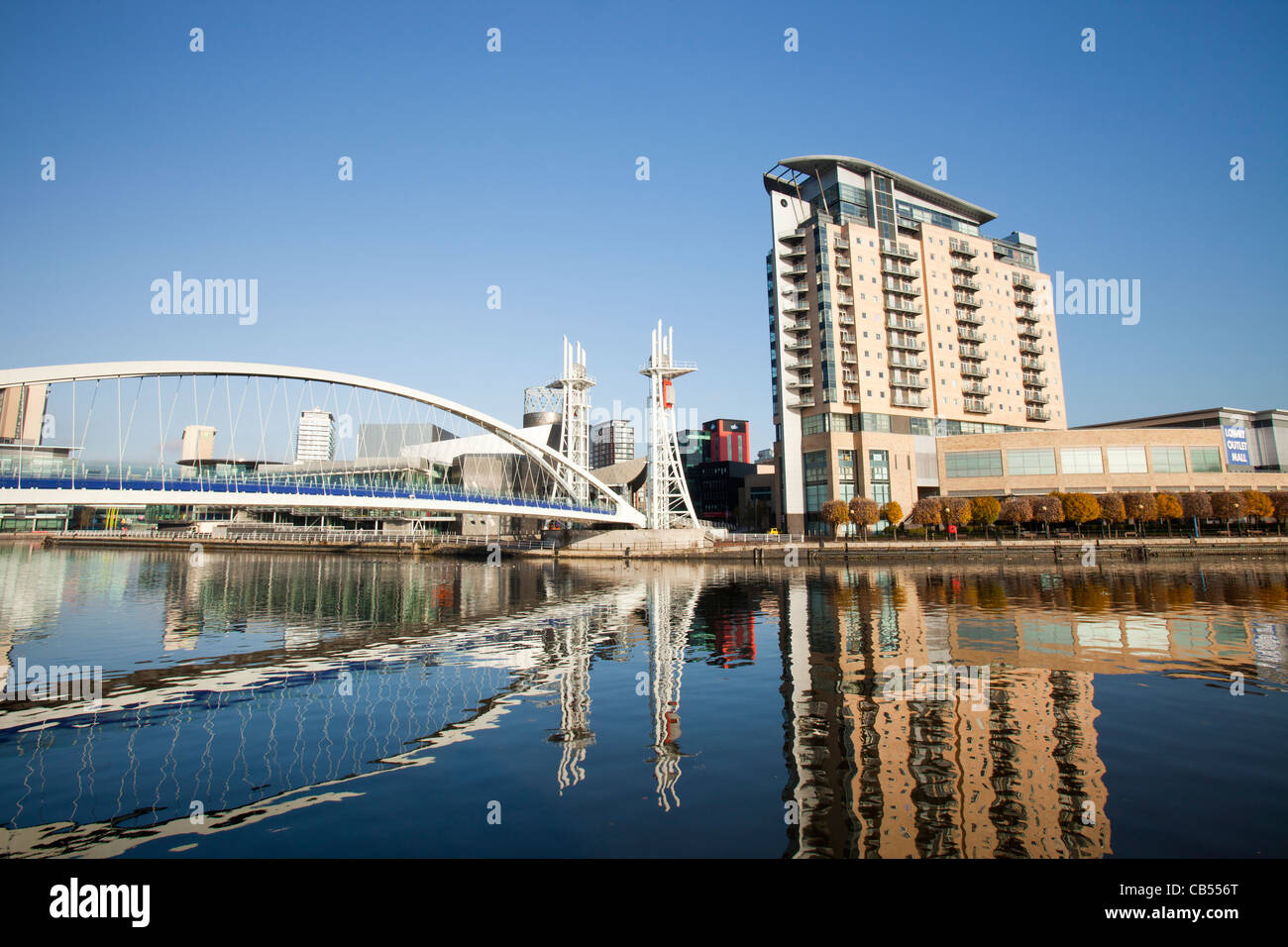 Die Lowry Theatre und Millenium Suspension Bridge in Salford Quays, Manchester, UK. Stockfoto