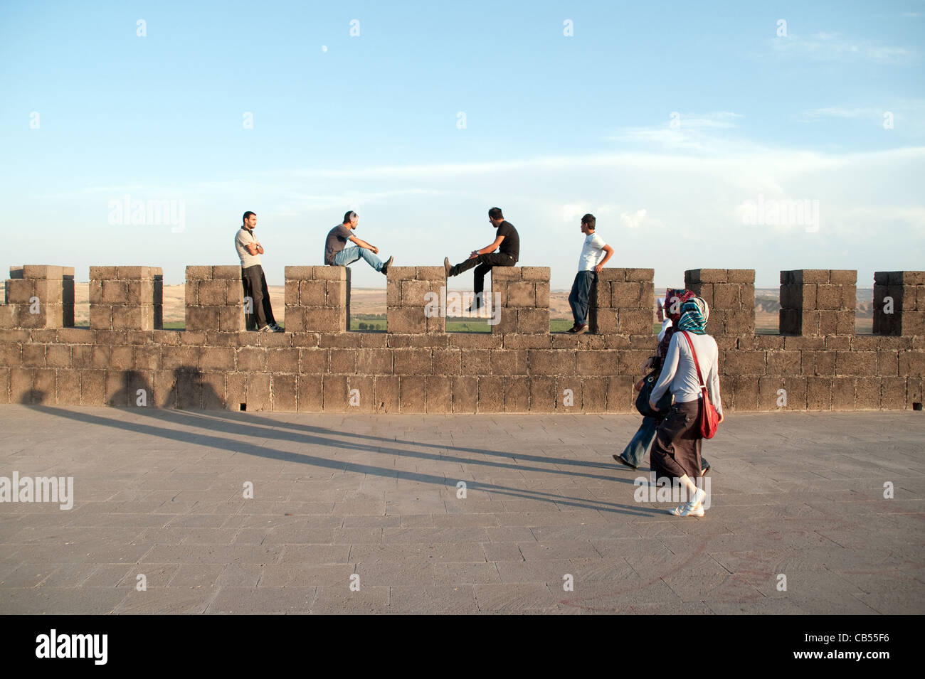 Eine Gruppe von vier jungen kurdischen Männern und zwei Frauen, auf den alten Mauern und der Festung der Stadt Diyarbakir, in Ostanatolien, im Südosten der Türkei. Stockfoto