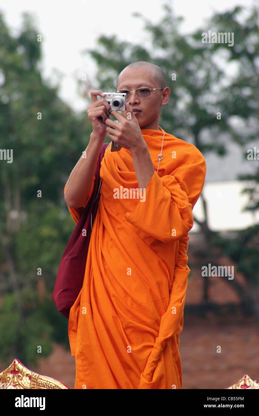 Ein buddhistischer Mönch nimmt ein Foto während eine Hommage an König Rama IX von Thailand in der Nähe von Tha Pae Gate in Chiang Mai, Thailand. Stockfoto