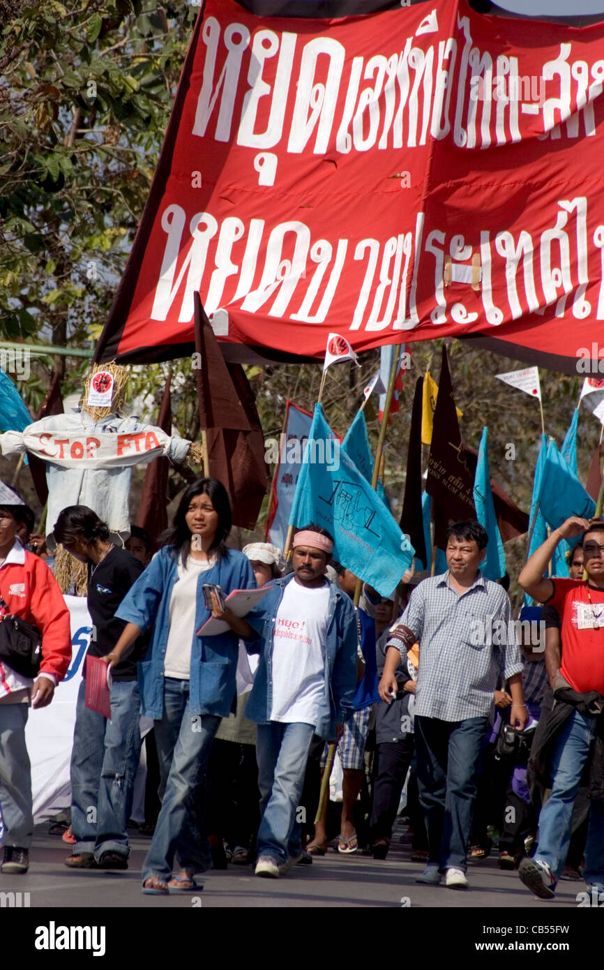 Aktivisten füllen die Straßen, um ihren Widerstand gegen eine bilaterale Vereinigte Staaten von Amerika (USA) Thailand kostenlos Thailand zu äußern. Stockfoto