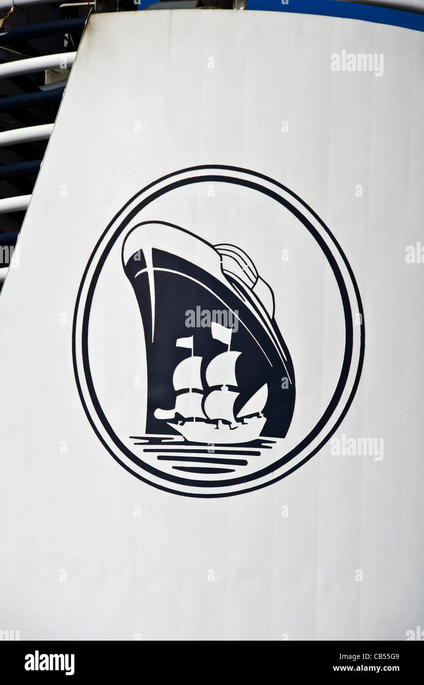 Holland America Kreuzfahrtschiff mit Kreuzfahrt Schiff Logo auf Schornstein Stockfoto