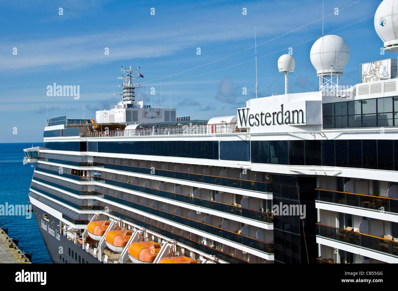 Holland America Westerdam Caribbnean Kreuzfahrtschiff am St. Maarten Kreuzfahrt Pier oben Stockfoto