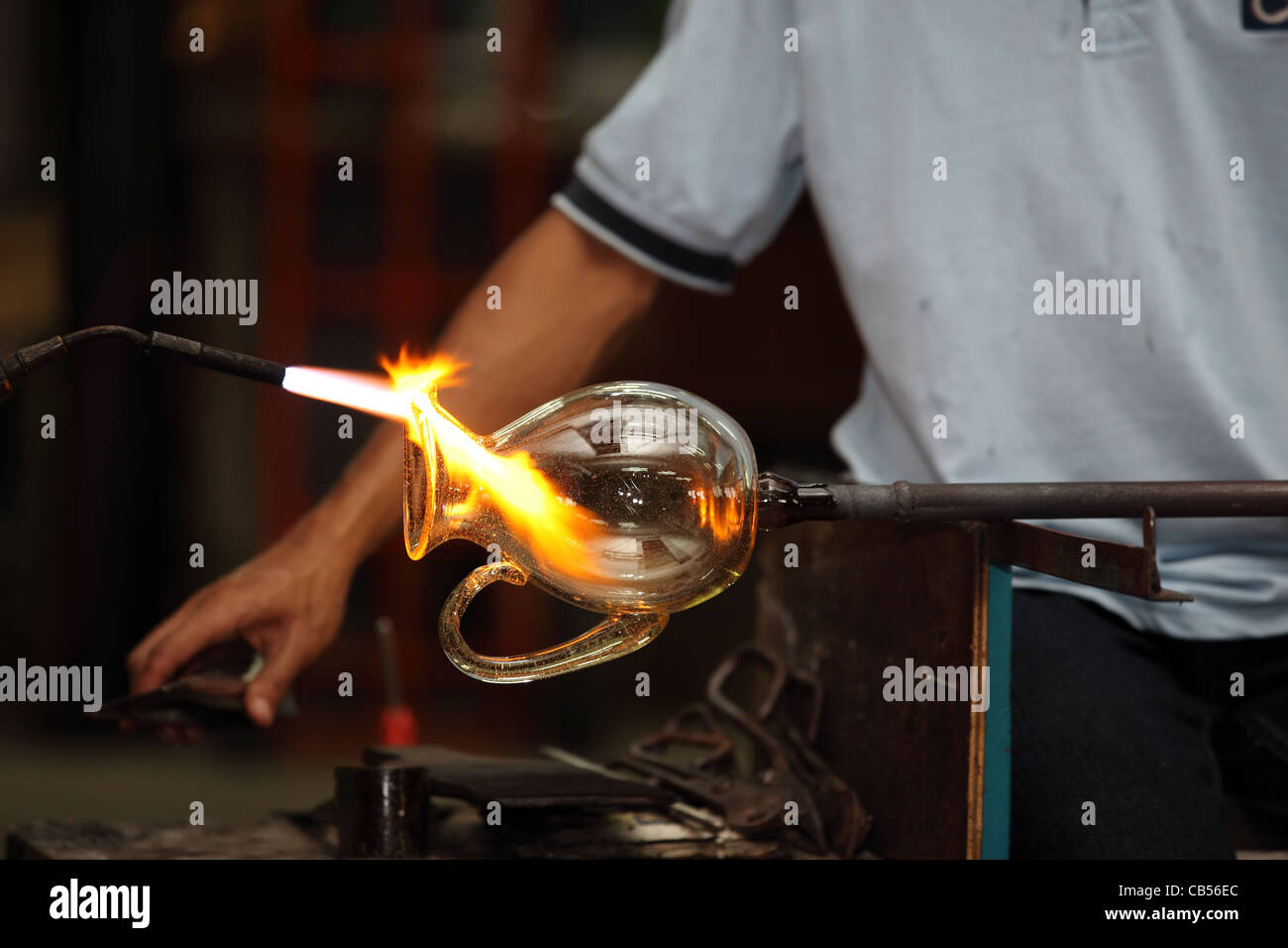 Mann, der eine Vase auf Faizy Crystal Glasbläserei auf der Insel Langkawi. Stockfoto