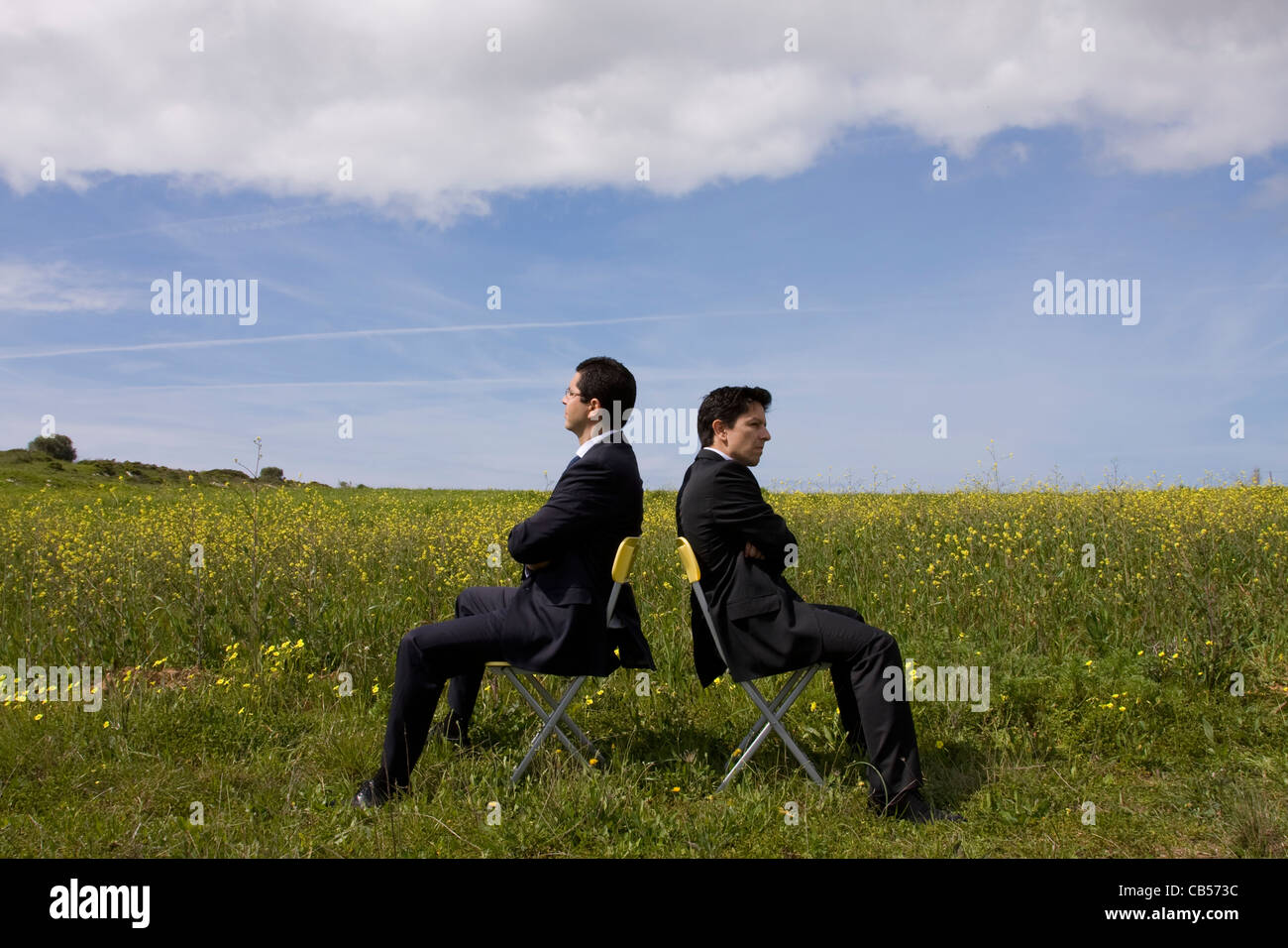 zwischen zwei Geschäftsmann in einem Feld argumentieren Stockfoto