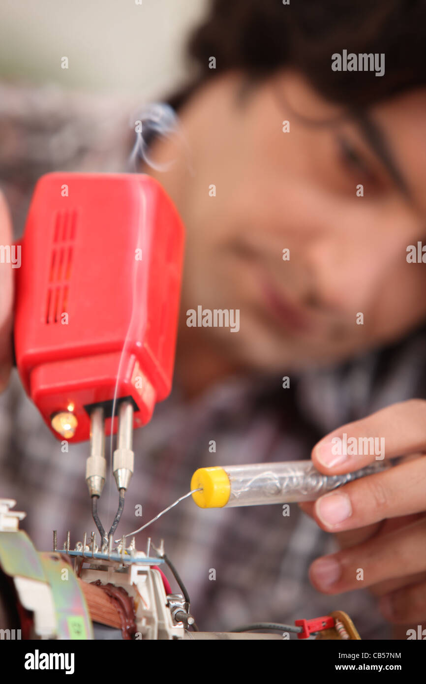 Mann mit Lötkolben Stockfoto