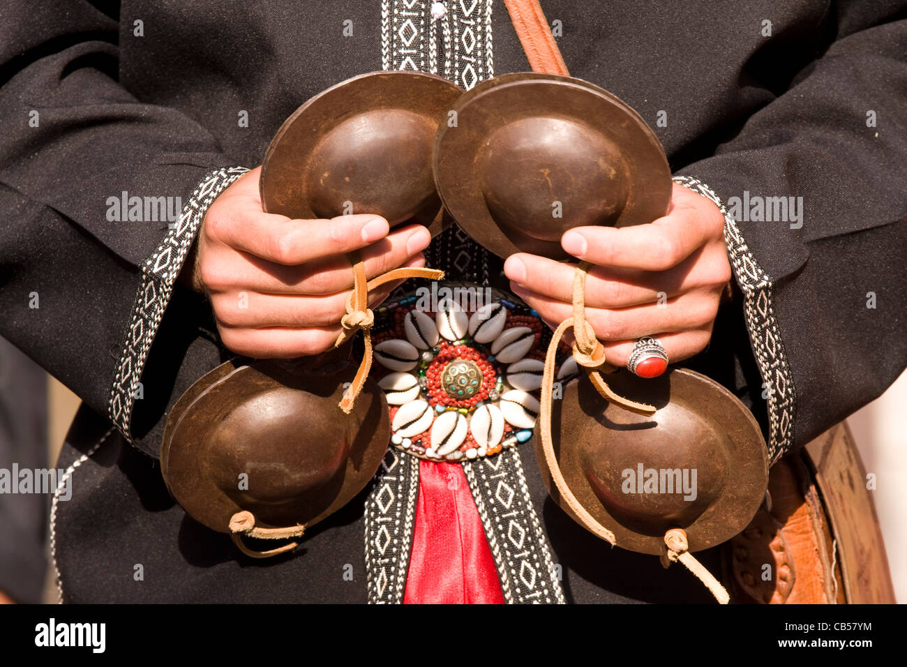 die Details der einige Hände arabische Musizieren Stockfoto