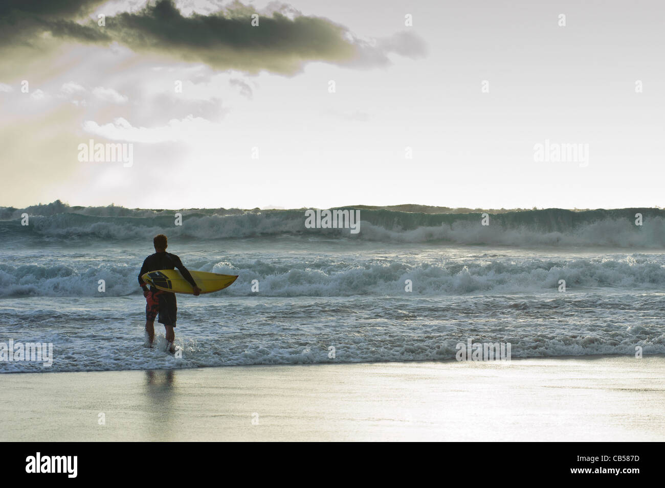 Surfer gehen ins Meer mit stürmischem Wetter Tarifa, Andalusien, Spanien Stockfoto