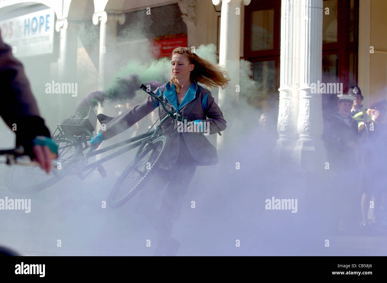 Das Bicycle Ballet bietet Unterhaltung vor dem Theatre Royal in Brighton, Großbritannien Stockfoto