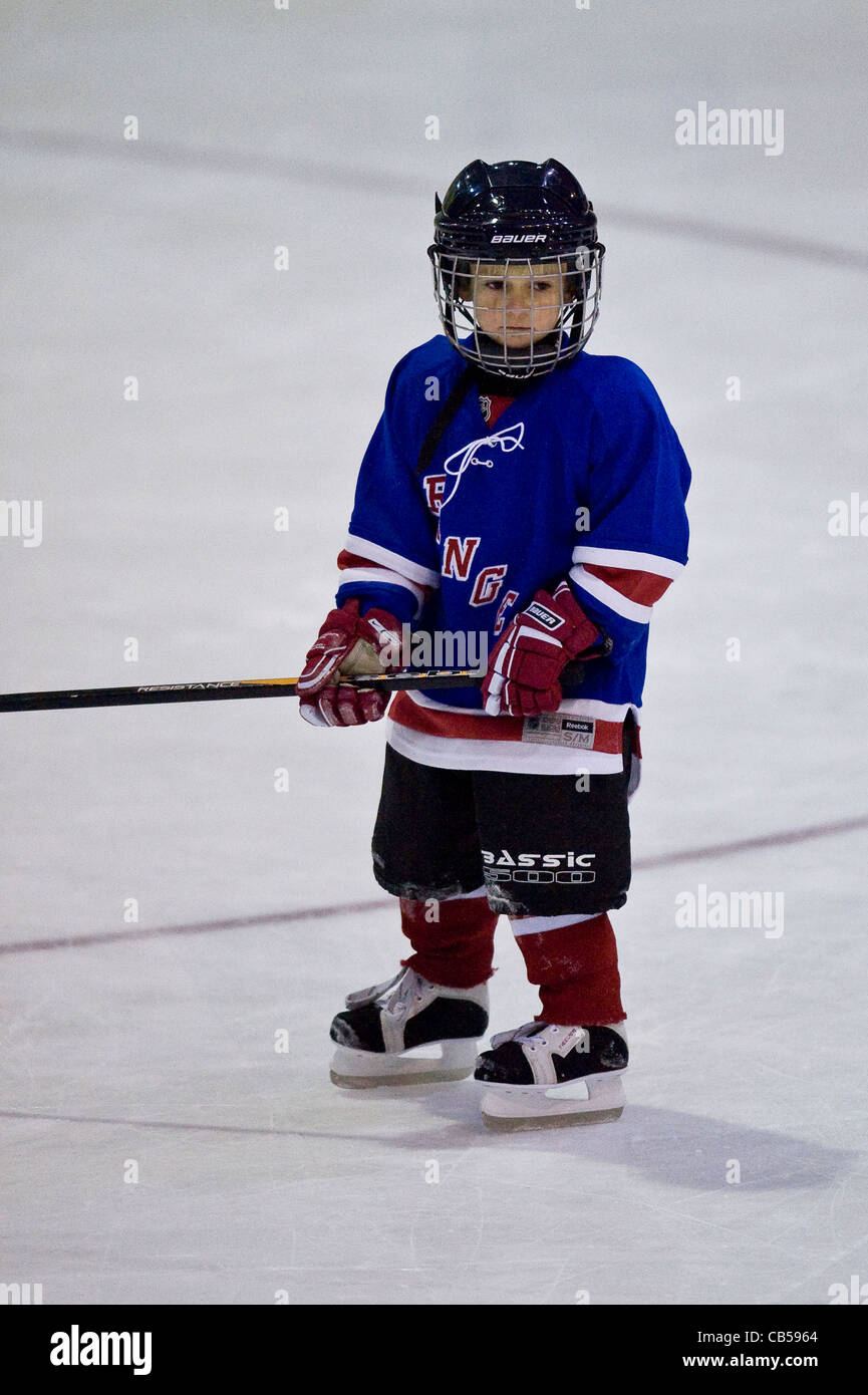 Kinder Eishockey training Stockfoto