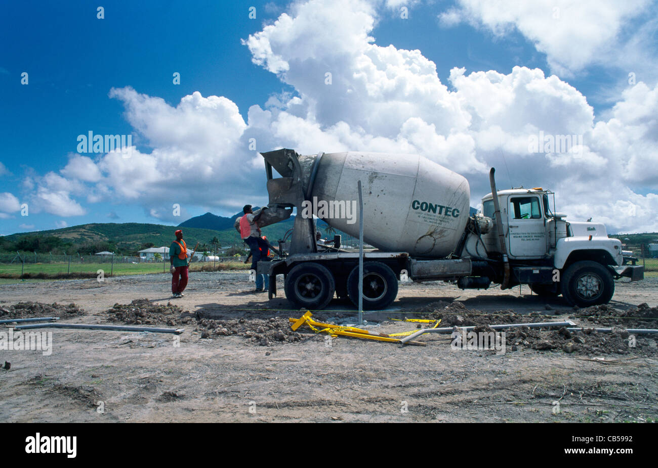 Die Bauarbeiten am Nevis Flughafen Arbeiter mit Betonmischer Stockfoto