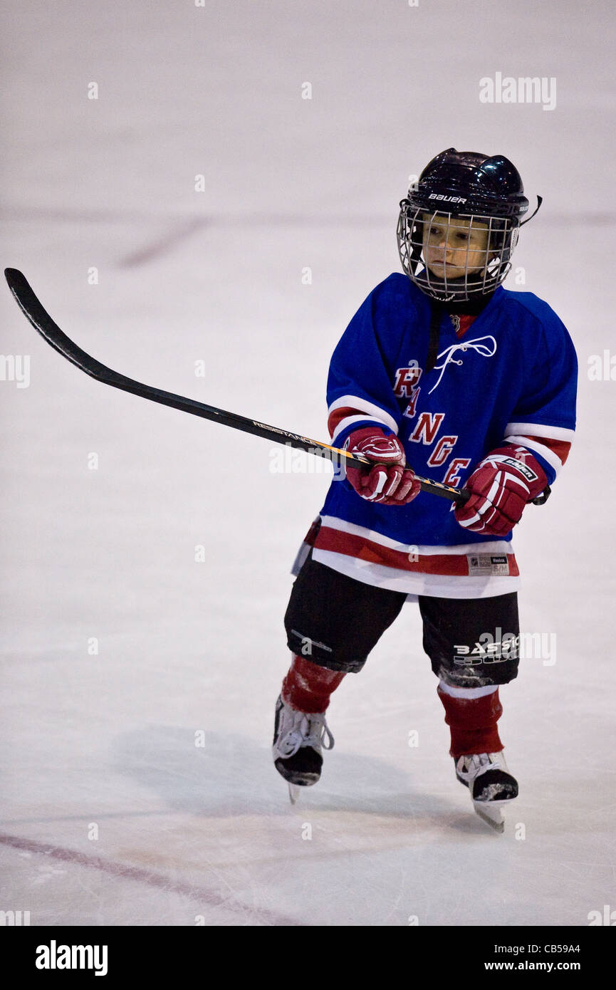 Kinder Eishockey training Stockfoto