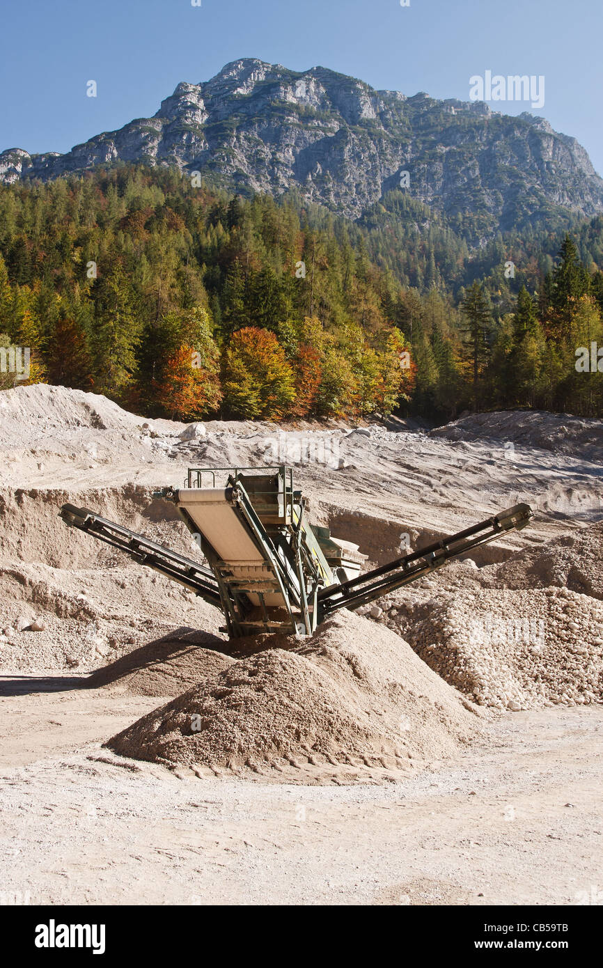 Herstellung von Schotter am Steinbruch Stockfoto