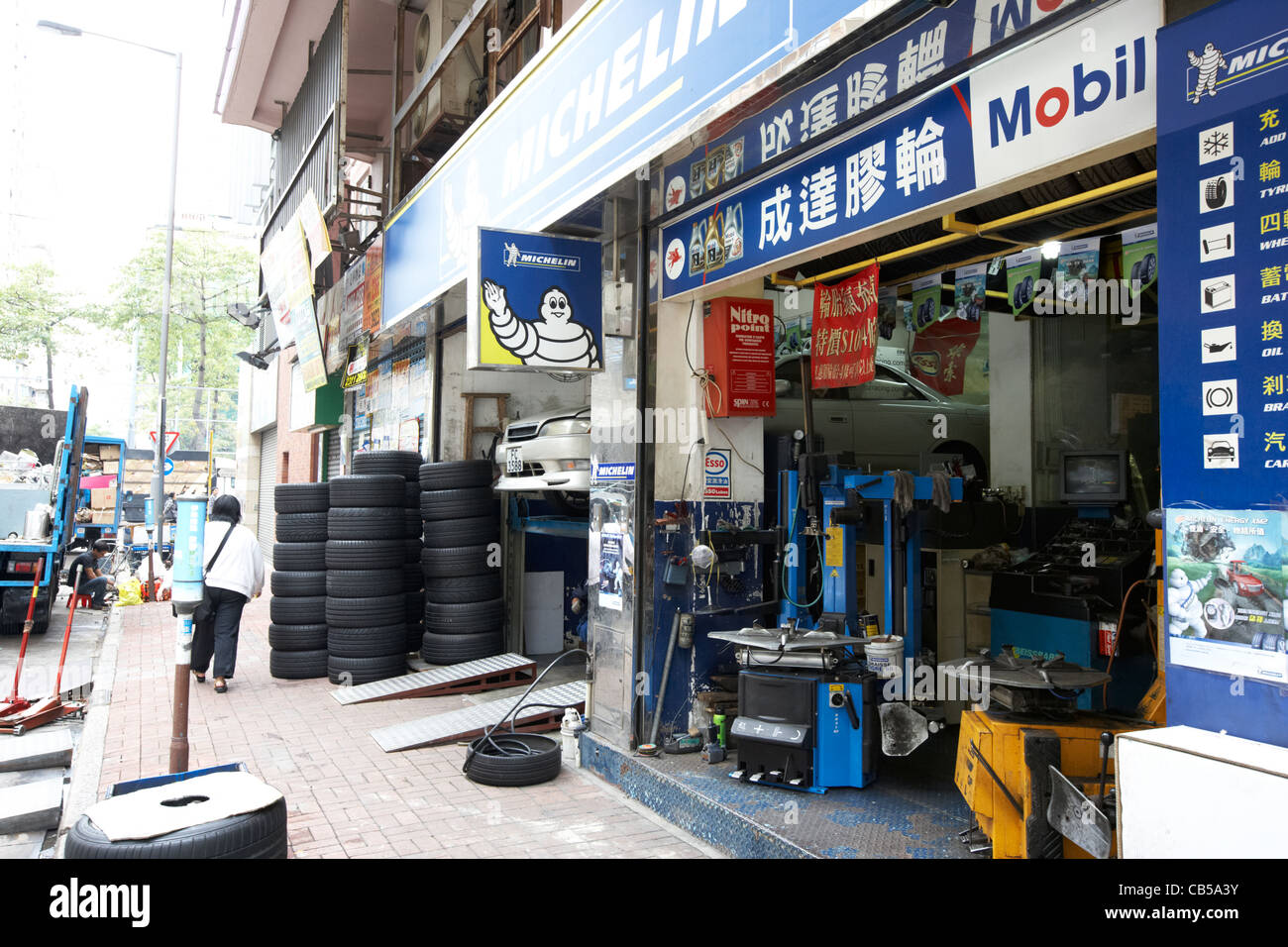Auto Service Zentrum und Reifen Ersatz-Werkstatt unter Mehrfamilienhaus Mong Kok Bezirk Kowloon Hong Kong Sonderverwaltungsregion Hongkong China Stockfoto