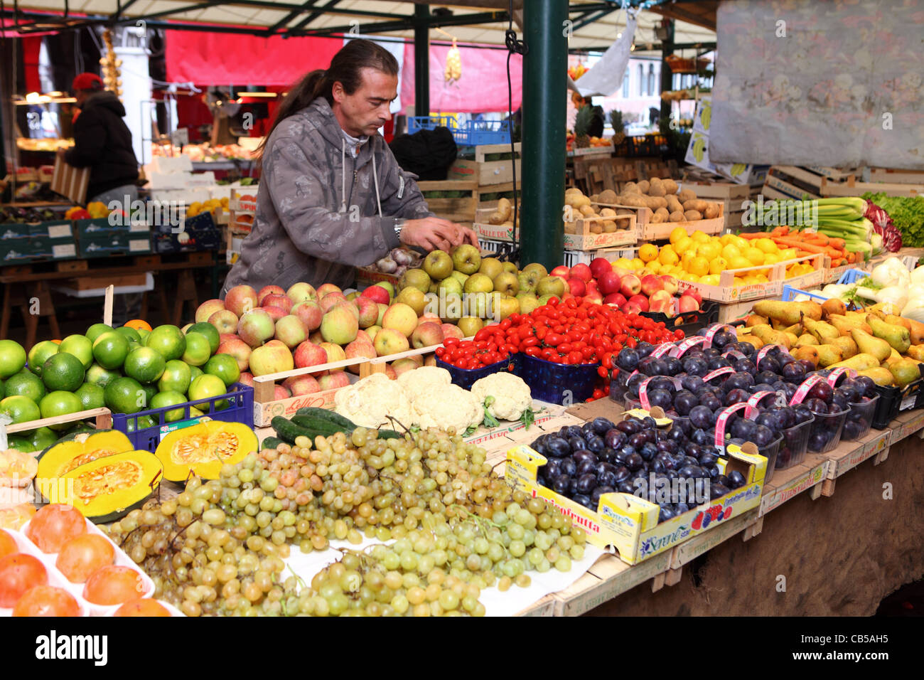 Teil von Venedig Rialto-Obst und Gemüse-Markt in den frühen Morgenstunden Stockfoto