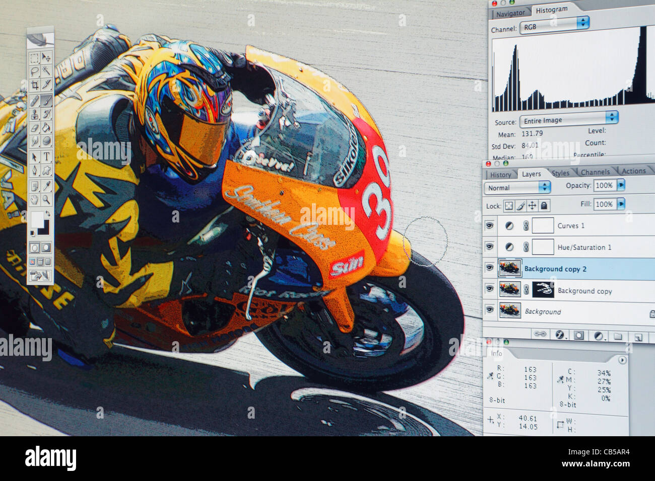 Fotos in Adobe Photoshop bearbeitet wird. Originalbild A185T7. Fertige Bild bei A698YA Stockfoto