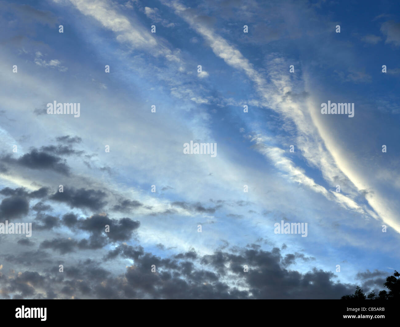 Vordere Zirruswolken und Stratocumulus Wolken England Wetter Stockfoto