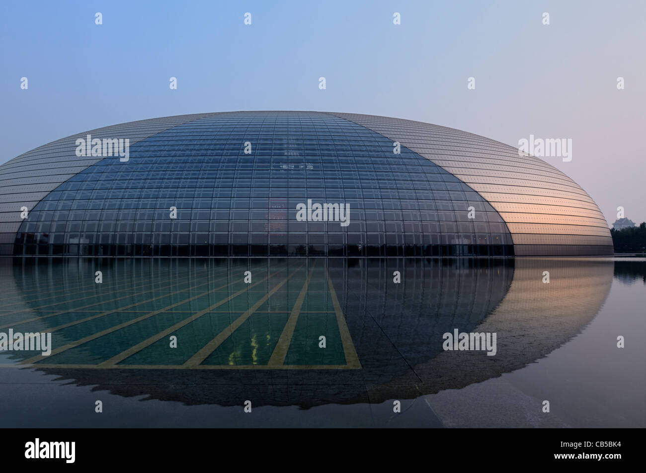 Nationales Zentrum für darstellende Kunst Ei spiegelt sich im Pool in der Dämmerung in Peking Volksrepublik China Stockfoto
