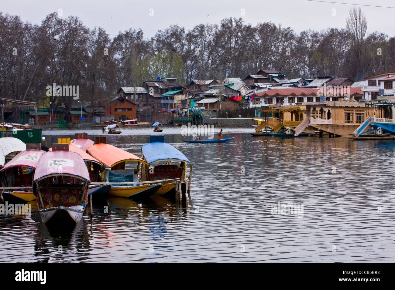 Tägliches Leben aus dem Dal Lake, Srinagar, Kaschmir, Indien, mit lokalen Kashmiris und Shikara Landboote in der Nähe der Fähre. Stockfoto